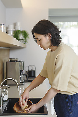 포토 JPG 남자 맨라이프 실내 한명 서기 들기 상반신 성인 옆모습 30대 자연보호 주방 한국인 설거지 싱크대 친환경 닦기 수세미 나무그릇 싱글라이프 성인남자한명만 제로웨이스트 국내포토 1 라이프스타일 그릇 뷰포인트 가사 모션 자연 사람 동양인 내부 목재 장년 환경 그린캠페인 보호 사회이슈 개수대 남자한명만 성인남자만 파일형식