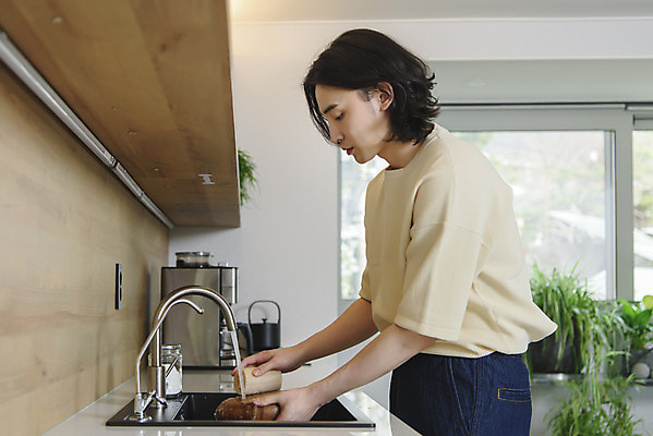 포토 JPG 남자 맨라이프 실내 한명 서기 들기 상반신 성인 옆모습 30대 자연보호 주방 한국인 설거지 싱크대 친환경 닦기 수세미 싱글라이프 성인남자한명만 제로웨이스트 국내포토 1 라이프스타일 뷰포인트 가사 모션 자연 사람 동양인 내부 장년 환경 그린캠페인 보호 사회이슈 개수대 남자한명만 성인남자만 파일형식