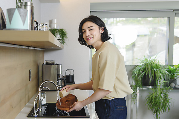 포토 JPG 응시 남자 맨라이프 실내 한명 서기 미소 들기 상반신 성인 옆모습 30대 자연보호 주방 한국인 설거지 싱크대 친환경 수세미 나무그릇 싱글라이프 성인남자한명만 제로웨이스트 국내포토 1 라이프스타일 그릇 시선 뷰포인트 가사 모션 자연 표정 사람 동양인 내부 목재 장년 환경 그린캠페인 보호 사회이슈 개수대 남자한명만 성인남자만 파일형식