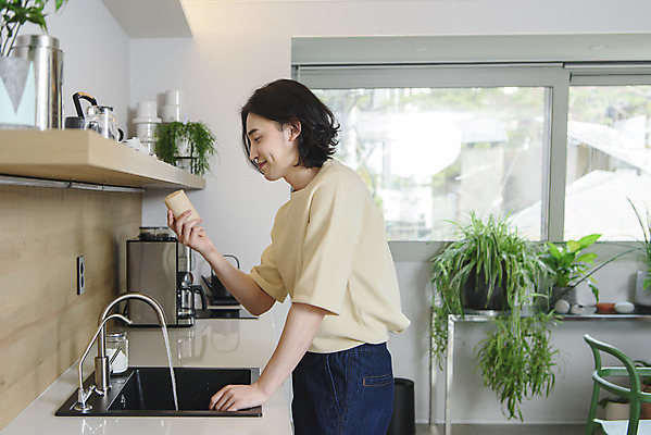 포토 JPG 응시 남자 맨라이프 실내 한명 서기 미소 들기 상반신 성인 옆모습 30대 자연보호 주방 한국인 설거지 싱크대 친환경 수세미 싱글라이프 성인남자한명만 제로웨이스트 국내포토 1 라이프스타일 시선 뷰포인트 가사 모션 자연 표정 사람 동양인 내부 장년 환경 그린캠페인 보호 사회이슈 개수대 남자한명만 성인남자만 파일형식