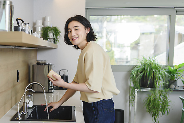 포토 JPG 응시 남자 맨라이프 실내 한명 서기 미소 들기 상반신 성인 옆모습 30대 자연보호 주방 한국인 설거지 싱크대 친환경 수세미 싱글라이프 성인남자한명만 제로웨이스트 국내포토 1 라이프스타일 시선 뷰포인트 가사 모션 자연 표정 사람 동양인 내부 장년 환경 그린캠페인 보호 사회이슈 개수대 남자한명만 성인남자만 파일형식