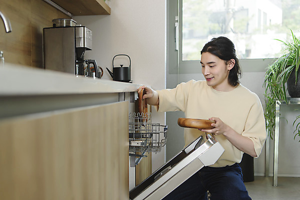 포토 JPG 남자 맨라이프 실내 한명 미소 들기 상반신 성인 앞모습 30대 자연보호 주방 한국인 설거지 친환경 나무그릇 넣기 식기세척기 싱글라이프 성인남자한명만 제로웨이스트 국내포토 1 라이프스타일 그릇 뷰포인트 가사 모션 자연 표정 사람 동양인 내부 목재 장년 환경 그린캠페인 가전제품 보호 사회이슈 남자한명만 성인남자만 파일형식