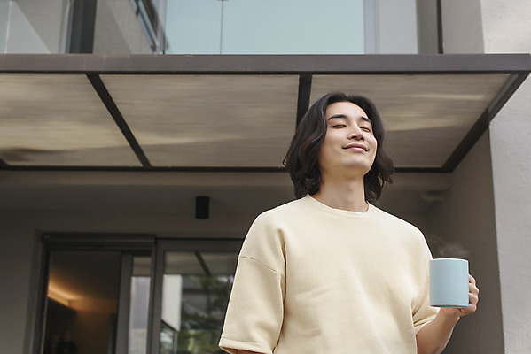 포토 JPG 주간 남자 커피 맨라이프 휴식 한명 서기 미소 들기 상반신 성인 야외 앞모습 30대 자연보호 눈감음 한국인 머그컵 친환경 싱글라이프 성인남자한명만 제로웨이스트 국내포토 자연요소 1 라이프스타일 음료 뷰포인트 컨셉 모션 자연 표정 사람 동양인 컵 장년 환경 그린캠페인 보호 사회이슈 남자한명만 성인남자만 파일형식