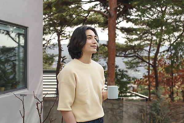 포토 JPG 주간 남자 커피 맨라이프 휴식 한명 서기 미소 들기 상반신 성인 야외 옆모습 30대 자연보호 한국인 머그컵 친환경 싱글라이프 성인남자한명만 제로웨이스트 국내포토 자연요소 1 라이프스타일 음료 뷰포인트 컨셉 모션 자연 표정 사람 동양인 컵 장년 환경 그린캠페인 보호 사회이슈 남자한명만 성인남자만 파일형식