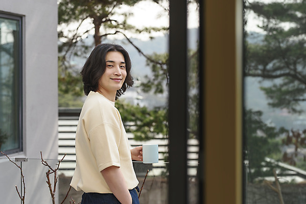 포토 JPG 주간 남자 커피 맨라이프 휴식 한명 서기 미소 들기 상반신 성인 야외 옆모습 아웃포커스 30대 자연보호 한국인 머그컵 뒤돌아보기 소프트포커스 친환경 주머니손 싱글라이프 성인남자한명만 제로웨이스트 국내포토 자연요소 1 라이프스타일 음료 뷰포인트 컨셉 모션 자연 촬영기법 표정 사람 동양인 컵 장년 환경 그린캠페인 보호 사회이슈 남자한명만 성인남자만 파일형식