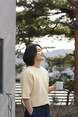 포토 JPG 주간 남자 커피 맨라이프 휴식 한명 서기 미소 들기 상반신 성인 야외 옆모습 아웃포커스 30대 자연보호 눈감음 한국인 머그컵 친환경 주머니손 싱글라이프 성인남자한명만 제로웨이스트 국내포토 자연요소 1 라이프스타일 음료 뷰포인트 컨셉 모션 자연 촬영기법 표정 사람 동양인 컵 장년 환경 그린캠페인 보호 사회이슈 남자한명만 성인남자만 파일형식