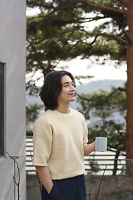 포토 JPG 주간 응시 남자 커피 맨라이프 휴식 한명 서기 미소 들기 상반신 성인 야외 옆모습 아웃포커스 30대 자연보호 한국인 머그컵 친환경 주머니손 싱글라이프 성인남자한명만 제로웨이스트 국내포토 자연요소 1 라이프스타일 시선 음료 뷰포인트 컨셉 모션 자연 촬영기법 표정 사람 동양인 컵 장년 환경 그린캠페인 보호 사회이슈 남자한명만 성인남자만 파일형식