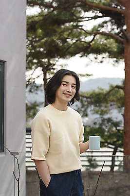 포토 JPG 주간 응시 남자 커피 맨라이프 휴식 한명 서기 미소 들기 상반신 성인 야외 옆모습 아웃포커스 30대 자연보호 한국인 머그컵 친환경 싱글라이프 성인남자한명만 제로웨이스트 국내포토 자연요소 1 라이프스타일 시선 음료 뷰포인트 컨셉 모션 자연 촬영기법 표정 사람 동양인 컵 장년 환경 그린캠페인 보호 사회이슈 남자한명만 성인남자만 파일형식