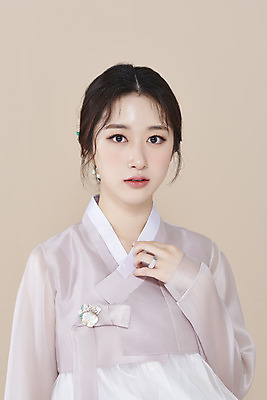 포토 스튜디오촬영 응시 여자 실내 한명 손짓 상반신 20대 성인 앞모습 뷰티 한국인 한복 저고리 비녀 청순 의료성형뷰티 성인여자한명만 베이지색배경 차분 국내포토 1 한국전통 시선 뷰포인트 백그라운드 컨셉 모션 전통소품 사람 동양인 청년 내부 전통의상 베이지색 여자한명만 성인여자만 파일형식 헤어액세사리