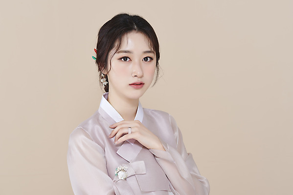 포토 스튜디오촬영 응시 여자 실내 한명 손짓 상반신 20대 성인 앞모습 뷰티 한국인 한복 저고리 비녀 청순 의료성형뷰티 성인여자한명만 베이지색배경 차분 국내포토 1 한국전통 시선 뷰포인트 백그라운드 컨셉 모션 전통소품 사람 동양인 청년 내부 전통의상 베이지색 여자한명만 성인여자만 파일형식 헤어액세사리