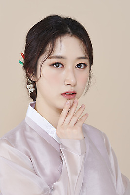 포토 스튜디오촬영 응시 여자 실내 한명 상반신 20대 성인 옆모습 뷰티 한국인 한복 저고리 비녀 청순 의료성형뷰티 성인여자한명만 베이지색배경 차분 국내포토 1 한국전통 시선 뷰포인트 백그라운드 컨셉 전통소품 사람 동양인 청년 내부 전통의상 베이지색 여자한명만 성인여자만 파일형식 헤어액세사리