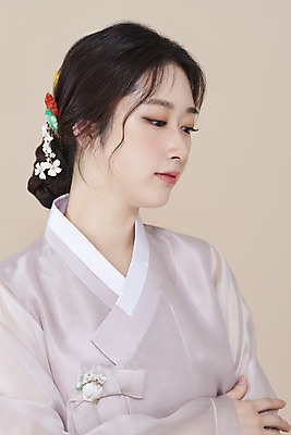 포토 스튜디오촬영 응시 여자 실내 한명 상반신 20대 성인 옆모습 뷰티 한국인 한복 저고리 비녀 청순 의료성형뷰티 성인여자한명만 베이지색배경 차분 국내포토 1 한국전통 시선 뷰포인트 백그라운드 컨셉 전통소품 사람 동양인 청년 내부 전통의상 베이지색 여자한명만 성인여자만 파일형식 헤어액세사리