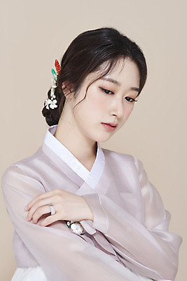 포토 스튜디오촬영 응시 여자 실내 한명 손짓 상반신 20대 성인 옆모습 뷰티 한국인 한복 저고리 비녀 청순 의료성형뷰티 성인여자한명만 베이지색배경 차분 국내포토 1 한국전통 시선 뷰포인트 백그라운드 컨셉 모션 전통소품 사람 동양인 청년 내부 전통의상 베이지색 여자한명만 성인여자만 파일형식 헤어액세사리