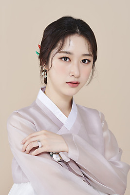 포토 스튜디오촬영 응시 여자 실내 한명 손짓 상반신 20대 성인 앞모습 뷰티 한국인 한복 저고리 비녀 청순 의료성형뷰티 성인여자한명만 베이지색배경 차분 국내포토 1 한국전통 시선 뷰포인트 백그라운드 컨셉 모션 전통소품 사람 동양인 청년 내부 전통의상 베이지색 여자한명만 성인여자만 파일형식 헤어액세사리