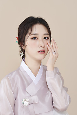 포토 스튜디오촬영 응시 여자 실내 한명 손짓 상반신 20대 성인 앞모습 뷰티 한국인 한복 저고리 비녀 청순 의료성형뷰티 성인여자한명만 베이지색배경 차분 국내포토 1 한국전통 시선 뷰포인트 백그라운드 컨셉 모션 전통소품 사람 동양인 청년 내부 전통의상 베이지색 여자한명만 성인여자만 파일형식 헤어액세사리