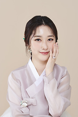 포토 스튜디오촬영 응시 여자 실내 한명 미소 손짓 상반신 20대 성인 앞모습 뷰티 한국인 한복 저고리 비녀 청순 의료성형뷰티 성인여자한명만 베이지색배경 차분 국내포토 1 한국전통 시선 뷰포인트 백그라운드 컨셉 모션 전통소품 표정 사람 동양인 청년 내부 전통의상 베이지색 여자한명만 성인여자만 파일형식 헤어액세사리