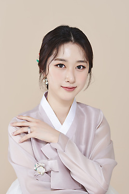 포토 스튜디오촬영 응시 여자 실내 한명 손짓 상반신 20대 성인 앞모습 뷰티 한국인 한복 저고리 비녀 청순 의료성형뷰티 성인여자한명만 베이지색배경 차분 국내포토 1 한국전통 시선 뷰포인트 백그라운드 컨셉 모션 전통소품 사람 동양인 청년 내부 전통의상 베이지색 여자한명만 성인여자만 파일형식 헤어액세사리