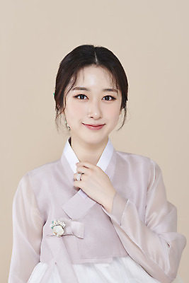 포토 스튜디오촬영 응시 여자 실내 한명 미소 손짓 상반신 20대 성인 앞모습 뷰티 한국인 한복 저고리 비녀 청순 의료성형뷰티 성인여자한명만 베이지색배경 차분 국내포토 1 한국전통 시선 뷰포인트 백그라운드 컨셉 모션 전통소품 표정 사람 동양인 청년 내부 전통의상 베이지색 여자한명만 성인여자만 파일형식 헤어액세사리