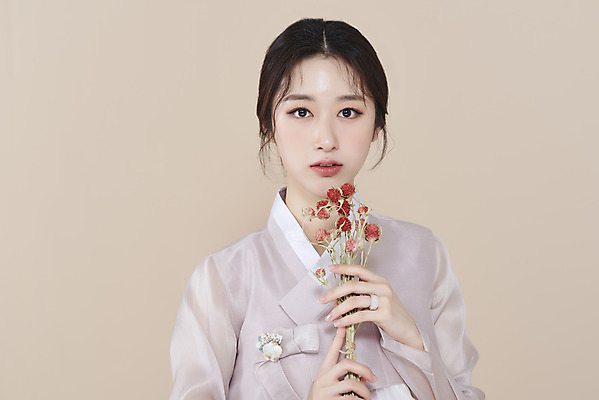 포토 스튜디오촬영 응시 여자 실내 한명 들기 상반신 20대 성인 앞모습 뷰티 한국인 한복 저고리 비녀 청순 의료성형뷰티 성인여자한명만 베이지색배경 에키놉스 차분 국내포토 1 한국전통 시선 꽃 뷰포인트 백그라운드 컨셉 모션 전통소품 사람 동양인 청년 내부 전통의상 베이지색 여자한명만 성인여자만 파일형식 헤어액세사리