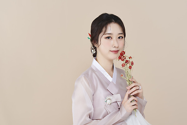 포토 스튜디오촬영 응시 여자 실내 한명 미소 들기 상반신 20대 성인 옆모습 뷰티 한국인 한복 저고리 비녀 청순 의료성형뷰티 성인여자한명만 베이지색배경 에키놉스 차분 국내포토 1 한국전통 시선 꽃 뷰포인트 백그라운드 컨셉 모션 전통소품 표정 사람 동양인 청년 내부 전통의상 베이지색 여자한명만 성인여자만 파일형식 헤어액세사리
