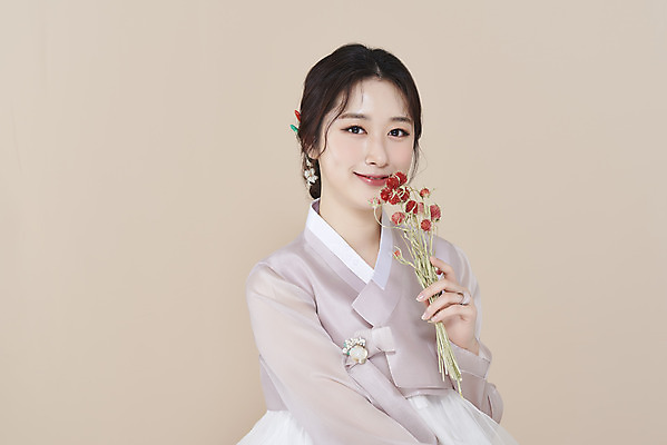 포토 스튜디오촬영 응시 여자 실내 한명 미소 들기 상반신 20대 성인 옆모습 뷰티 한국인 한복 저고리 비녀 청순 의료성형뷰티 성인여자한명만 베이지색배경 에키놉스 차분 국내포토 1 한국전통 시선 꽃 뷰포인트 백그라운드 컨셉 모션 전통소품 표정 사람 동양인 청년 내부 전통의상 베이지색 여자한명만 성인여자만 파일형식 헤어액세사리