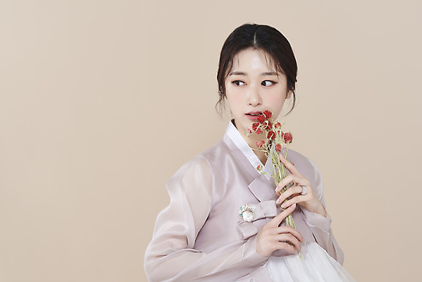 포토 스튜디오촬영 응시 여자 실내 한명 들기 상반신 20대 성인 옆모습 뷰티 한국인 한복 저고리 비녀 청순 의료성형뷰티 성인여자한명만 베이지색배경 에키놉스 차분 국내포토 1 한국전통 시선 꽃 뷰포인트 백그라운드 컨셉 모션 전통소품 사람 동양인 청년 내부 전통의상 베이지색 여자한명만 성인여자만 파일형식 헤어액세사리