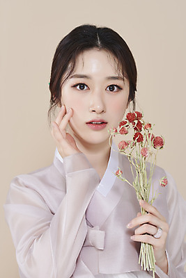 포토 스튜디오촬영 응시 여자 실내 한명 들기 손짓 상반신 20대 성인 앞모습 뷰티 한국인 한복 저고리 청순 의료성형뷰티 성인여자한명만 베이지색배경 에키놉스 차분 국내포토 1 한국전통 시선 꽃 뷰포인트 백그라운드 컨셉 모션 사람 동양인 청년 내부 전통의상 베이지색 여자한명만 성인여자만 파일형식