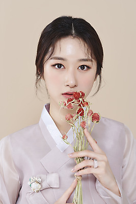 포토 스튜디오촬영 응시 여자 실내 한명 들기 상반신 20대 성인 앞모습 뷰티 한국인 한복 저고리 청순 의료성형뷰티 성인여자한명만 베이지색배경 에키놉스 차분 국내포토 1 한국전통 시선 꽃 뷰포인트 백그라운드 컨셉 모션 사람 동양인 청년 내부 전통의상 베이지색 여자한명만 성인여자만 파일형식