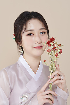 포토 스튜디오촬영 응시 여자 실내 한명 미소 들기 상반신 20대 성인 앞모습 뷰티 한국인 한복 저고리 비녀 청순 의료성형뷰티 성인여자한명만 베이지색배경 에키놉스 차분 국내포토 1 한국전통 시선 꽃 뷰포인트 백그라운드 컨셉 모션 전통소품 표정 사람 동양인 청년 내부 전통의상 베이지색 여자한명만 성인여자만 파일형식 헤어액세사리