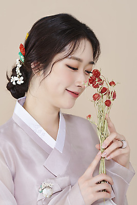 포토 스튜디오촬영 여자 실내 한명 미소 들기 상반신 20대 성인 옆모습 뷰티 눈감음 한국인 한복 저고리 비녀 청순 의료성형뷰티 성인여자한명만 베이지색배경 에키놉스 차분 국내포토 1 한국전통 꽃 뷰포인트 백그라운드 컨셉 모션 전통소품 표정 사람 동양인 청년 내부 전통의상 베이지색 여자한명만 성인여자만 파일형식 헤어액세사리