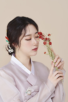 포토 스튜디오촬영 여자 실내 한명 들기 상반신 20대 성인 옆모습 뷰티 눈감음 한국인 한복 저고리 비녀 청순 의료성형뷰티 성인여자한명만 베이지색배경 에키놉스 차분 국내포토 1 한국전통 꽃 뷰포인트 백그라운드 컨셉 모션 전통소품 사람 동양인 청년 내부 전통의상 베이지색 여자한명만 성인여자만 파일형식 헤어액세사리