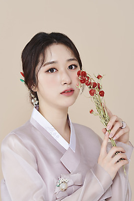 포토 스튜디오촬영 응시 여자 실내 한명 들기 상반신 20대 성인 앞모습 뷰티 한국인 한복 저고리 비녀 청순 의료성형뷰티 성인여자한명만 베이지색배경 에키놉스 차분 국내포토 1 한국전통 시선 꽃 뷰포인트 백그라운드 컨셉 모션 전통소품 사람 동양인 청년 내부 전통의상 베이지색 여자한명만 성인여자만 파일형식 헤어액세사리