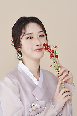 포토 스튜디오촬영 응시 여자 실내 한명 미소 들기 상반신 20대 성인 옆모습 뷰티 한국인 한복 저고리 비녀 청순 의료성형뷰티 성인여자한명만 베이지색배경 에키놉스 차분 국내포토 1 한국전통 시선 꽃 뷰포인트 백그라운드 컨셉 모션 전통소품 표정 사람 동양인 청년 내부 전통의상 베이지색 여자한명만 성인여자만 파일형식 헤어액세사리