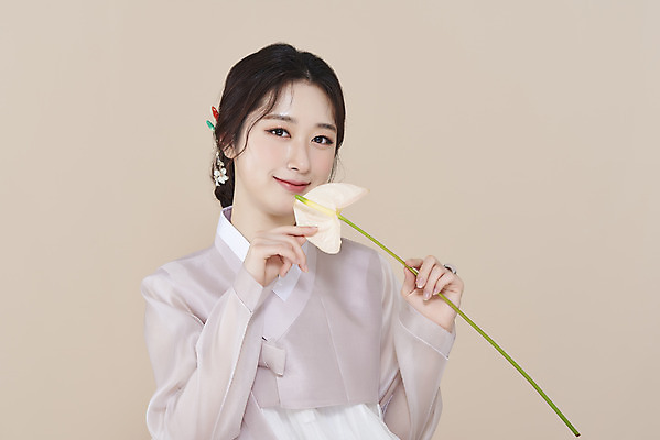 포토 스튜디오촬영 응시 여자 실내 한명 미소 들기 상반신 20대 성인 앞모습 뷰티 한국인 한복 저고리 비녀 안스리움 청순 의료성형뷰티 성인여자한명만 베이지색배경 차분 국내포토 1 한국전통 시선 꽃 뷰포인트 백그라운드 컨셉 모션 전통소품 표정 사람 동양인 청년 내부 전통의상 베이지색 여자한명만 성인여자만 파일형식 헤어액세사리