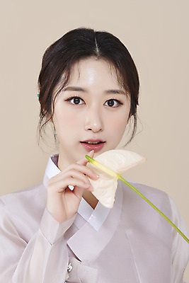 포토 스튜디오촬영 응시 여자 실내 한명 들기 상반신 20대 성인 앞모습 뷰티 한국인 한복 저고리 비녀 안스리움 청순 의료성형뷰티 성인여자한명만 베이지색배경 차분 국내포토 1 한국전통 시선 꽃 뷰포인트 백그라운드 컨셉 모션 전통소품 사람 동양인 청년 내부 전통의상 베이지색 여자한명만 성인여자만 파일형식 헤어액세사리