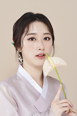 포토 스튜디오촬영 응시 여자 실내 한명 들기 상반신 20대 성인 앞모습 뷰티 한국인 한복 저고리 비녀 안스리움 청순 의료성형뷰티 성인여자한명만 베이지색배경 차분 국내포토 1 한국전통 시선 꽃 뷰포인트 백그라운드 컨셉 모션 전통소품 사람 동양인 청년 내부 전통의상 베이지색 여자한명만 성인여자만 파일형식 헤어액세사리