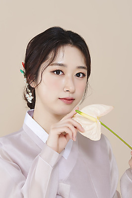 포토 스튜디오촬영 응시 여자 실내 한명 들기 상반신 20대 성인 앞모습 뷰티 한국인 잡기 한복 저고리 비녀 안스리움 청순 의료성형뷰티 성인여자한명만 베이지색배경 차분 국내포토 1 한국전통 시선 꽃 뷰포인트 백그라운드 컨셉 모션 전통소품 사람 동양인 청년 내부 전통의상 베이지색 여자한명만 성인여자만 파일형식 헤어액세사리