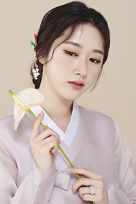 포토 스튜디오촬영 응시 여자 실내 한명 들기 상반신 20대 성인 앞모습 뷰티 한국인 한복 저고리 비녀 안스리움 청순 의료성형뷰티 성인여자한명만 베이지색배경 차분 국내포토 1 한국전통 시선 꽃 뷰포인트 백그라운드 컨셉 모션 전통소품 사람 동양인 청년 내부 전통의상 베이지색 여자한명만 성인여자만 파일형식 헤어액세사리