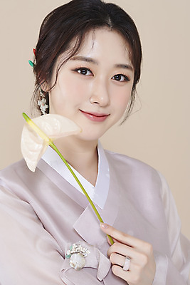 포토 스튜디오촬영 응시 여자 실내 한명 미소 들기 상반신 20대 성인 앞모습 뷰티 한국인 한복 저고리 비녀 안스리움 청순 의료성형뷰티 성인여자한명만 베이지색배경 차분 국내포토 1 한국전통 시선 꽃 뷰포인트 백그라운드 컨셉 모션 전통소품 표정 사람 동양인 청년 내부 전통의상 베이지색 여자한명만 성인여자만 파일형식 헤어액세사리