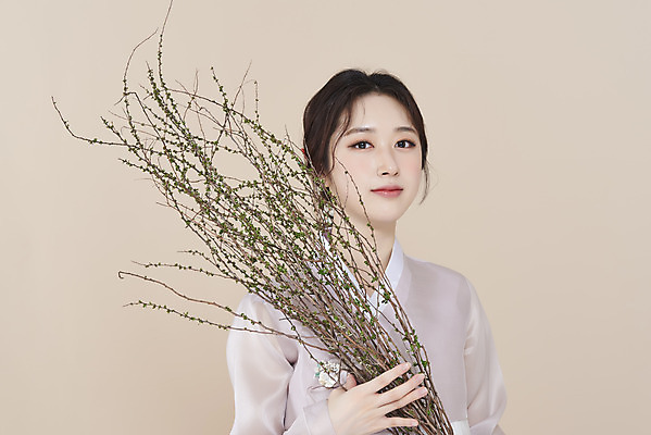 포토 스튜디오촬영 응시 여자 실내 한명 들기 상반신 20대 성인 앞모습 뷰티 한국인 나뭇가지 한복 저고리 청순 의료성형뷰티 성인여자한명만 베이지색배경 차분 국내포토 나무 1 한국전통 시선 뷰포인트 백그라운드 컨셉 모션 사람 동양인 청년 내부 전통의상 베이지색 여자한명만 성인여자만 파일형식