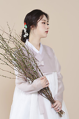 포토 스튜디오촬영 응시 여자 실내 한명 들기 상반신 20대 성인 옆모습 뷰티 한국인 나뭇가지 한복 저고리 비녀 청순 의료성형뷰티 성인여자한명만 베이지색배경 차분 국내포토 나무 1 한국전통 시선 뷰포인트 백그라운드 컨셉 모션 전통소품 사람 동양인 청년 내부 전통의상 베이지색 여자한명만 성인여자만 파일형식 헤어액세사리