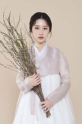포토 스튜디오촬영 응시 여자 실내 한명 들기 상반신 20대 성인 앞모습 뷰티 한국인 나뭇가지 한복 저고리 비녀 청순 의료성형뷰티 성인여자한명만 베이지색배경 차분 국내포토 나무 1 한국전통 시선 뷰포인트 백그라운드 컨셉 모션 전통소품 사람 동양인 청년 내부 전통의상 베이지색 여자한명만 성인여자만 파일형식 헤어액세사리