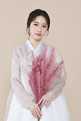 포토 스튜디오촬영 응시 여자 실내 한명 들기 상반신 20대 성인 앞모습 뷰티 한국인 한복 저고리 비녀 청순 의료성형뷰티 성인여자한명만 베이지색배경 핑크뮬리 차분 국내포토 식물 1 한국전통 시선 뷰포인트 백그라운드 컨셉 모션 전통소품 사람 동양인 청년 내부 전통의상 베이지색 여자한명만 성인여자만 파일형식 헤어액세사리