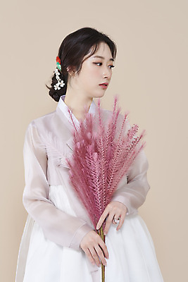 포토 스튜디오촬영 응시 여자 실내 한명 들기 상반신 20대 성인 옆모습 뷰티 한국인 한복 저고리 비녀 청순 의료성형뷰티 성인여자한명만 베이지색배경 핑크뮬리 차분 국내포토 식물 1 한국전통 시선 뷰포인트 백그라운드 컨셉 모션 전통소품 사람 동양인 청년 내부 전통의상 베이지색 여자한명만 성인여자만 파일형식 헤어액세사리