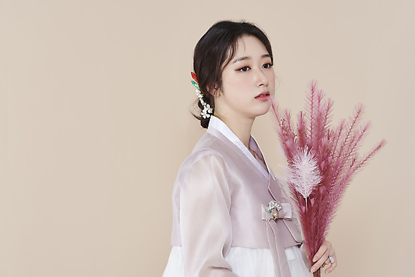 포토 스튜디오촬영 응시 여자 실내 한명 들기 상반신 20대 성인 옆모습 뷰티 한국인 한복 저고리 비녀 청순 의료성형뷰티 성인여자한명만 베이지색배경 핑크뮬리 차분 국내포토 식물 1 한국전통 시선 뷰포인트 백그라운드 컨셉 모션 전통소품 사람 동양인 청년 내부 전통의상 베이지색 여자한명만 성인여자만 파일형식 헤어액세사리