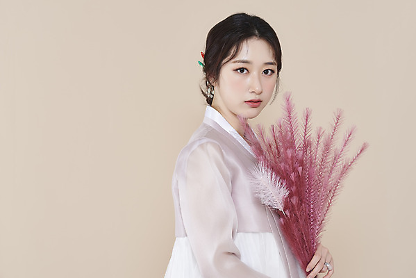 포토 스튜디오촬영 응시 여자 실내 한명 들기 상반신 20대 성인 옆모습 뷰티 한국인 한복 저고리 비녀 청순 의료성형뷰티 성인여자한명만 베이지색배경 핑크뮬리 차분 국내포토 식물 1 한국전통 시선 뷰포인트 백그라운드 컨셉 모션 전통소품 사람 동양인 청년 내부 전통의상 베이지색 여자한명만 성인여자만 파일형식 헤어액세사리