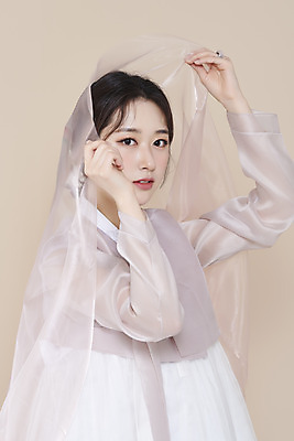 포토 스튜디오촬영 응시 여자 실내 한명 들기 상반신 20대 성인 옆모습 뷰티 한국인 한복 천 저고리 청순 의료성형뷰티 성인여자한명만 베이지색배경 차분 국내포토 1 한국전통 시선 뷰포인트 백그라운드 컨셉 모션 사람 동양인 청년 내부 직물 전통의상 베이지색 여자한명만 성인여자만 파일형식