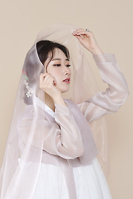 포토 스튜디오촬영 응시 여자 실내 한명 들기 상반신 20대 성인 옆모습 뷰티 한국인 한복 천 저고리 비녀 청순 의료성형뷰티 성인여자한명만 베이지색배경 차분 국내포토 1 한국전통 시선 뷰포인트 백그라운드 컨셉 모션 전통소품 사람 동양인 청년 내부 직물 전통의상 베이지색 여자한명만 성인여자만 파일형식 헤어액세사리