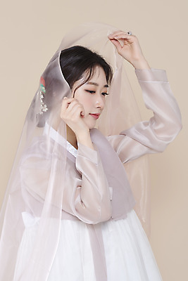 포토 스튜디오촬영 응시 여자 실내 한명 들기 상반신 20대 성인 옆모습 뷰티 한국인 한복 천 저고리 비녀 청순 의료성형뷰티 성인여자한명만 베이지색배경 차분 국내포토 1 한국전통 시선 뷰포인트 백그라운드 컨셉 모션 전통소품 사람 동양인 청년 내부 직물 전통의상 베이지색 여자한명만 성인여자만 파일형식 헤어액세사리