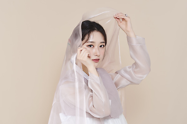 포토 스튜디오촬영 응시 여자 실내 한명 들기 상반신 20대 성인 옆모습 뷰티 한국인 한복 천 저고리 청순 의료성형뷰티 성인여자한명만 베이지색배경 차분 국내포토 1 한국전통 시선 뷰포인트 백그라운드 컨셉 모션 사람 동양인 청년 내부 직물 전통의상 베이지색 여자한명만 성인여자만 파일형식